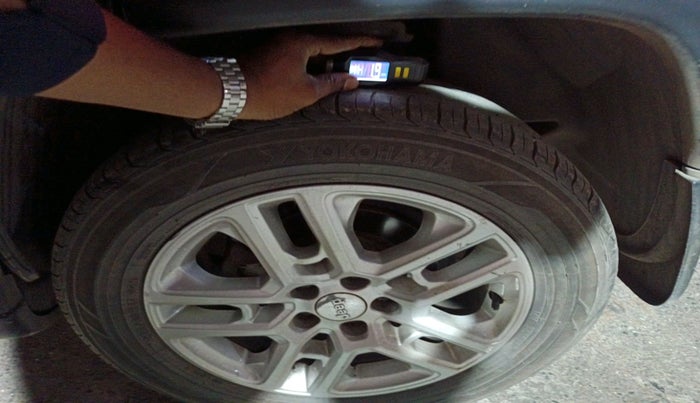 2017 Jeep Compass LIMITED 2.0 DIESEL, Diesel, Manual, 1,64,222 km, tyre