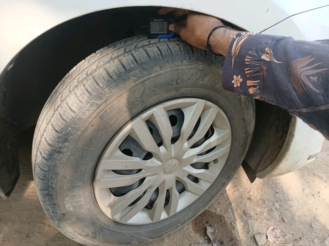 2018 Maruti Dzire VXI, CNG, Manual, 1,42,797 km, tyre