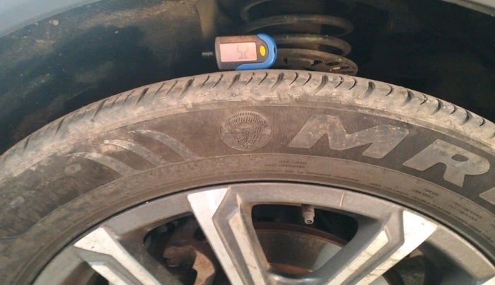 2022 Mahindra XUV700 AX 7 LUXURY D AT 7 STR, Diesel, Automatic, 97,696 km, tyre