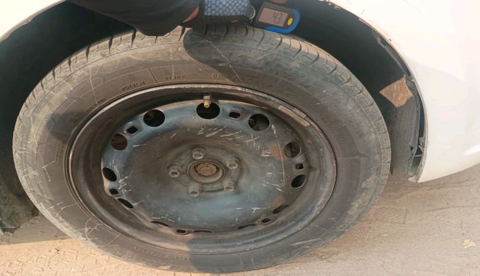 2015 Skoda Rapid AMBITION 1.5 TDI, Diesel, Manual, 1,24,738 km, tyre