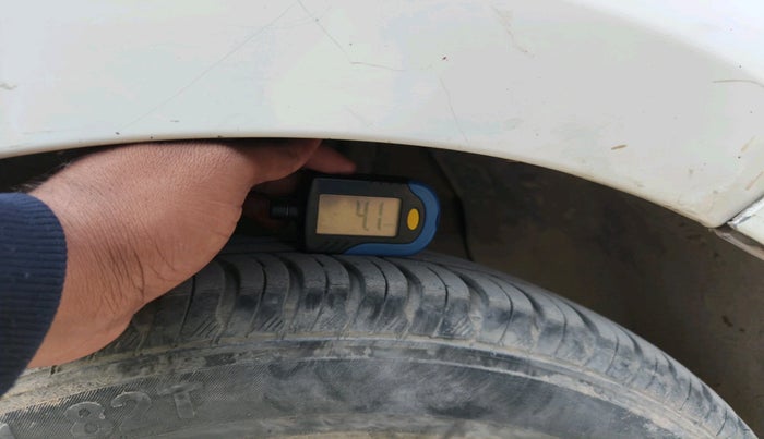 2018 Hyundai Xcent E+, Petrol, Manual, 1,25,625 km, tyre