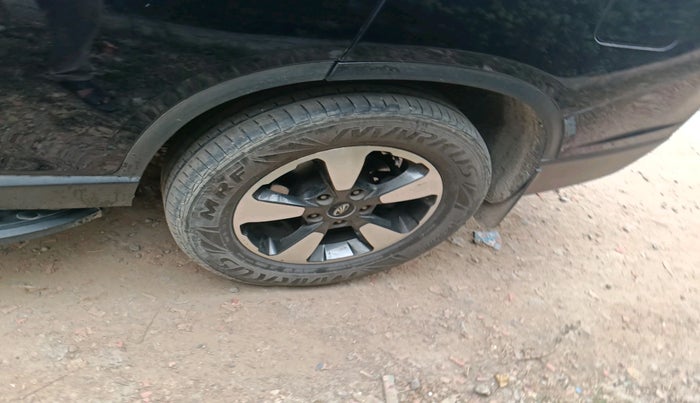 2022 Mahindra ALTURAS G4 2WD AT, Diesel, Automatic, 30,731 km, tyre