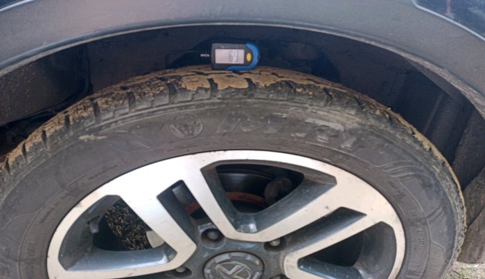 2017 Tata Hexa XTA 4X2 7 STR, Diesel, Automatic, 1,36,519 km, tyre