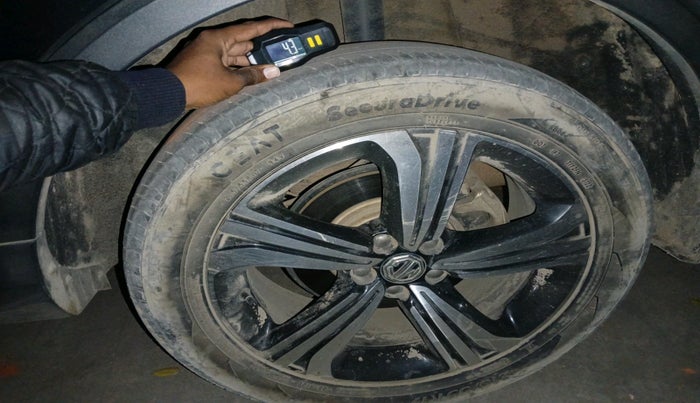 2023 MG ASTOR SAVVY 1.5 CVT S RED, Petrol, Automatic, 25,845 km, tyre