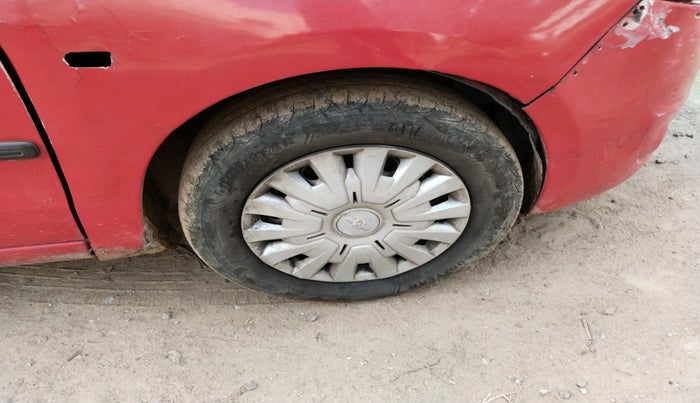 2013 Chevrolet Sail UVA 1.2 BASE, Petrol, Manual, 1,74,031 km, tyre