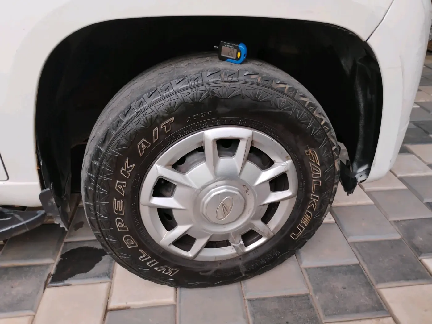 2017 Mahindra TUV300 T6, Diesel, Manual, 98,359 km, tyre