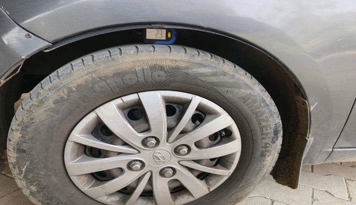 2013 Hyundai i10 MAGNA 1.1, Petrol, Manual, 1,23,421 km, tyre