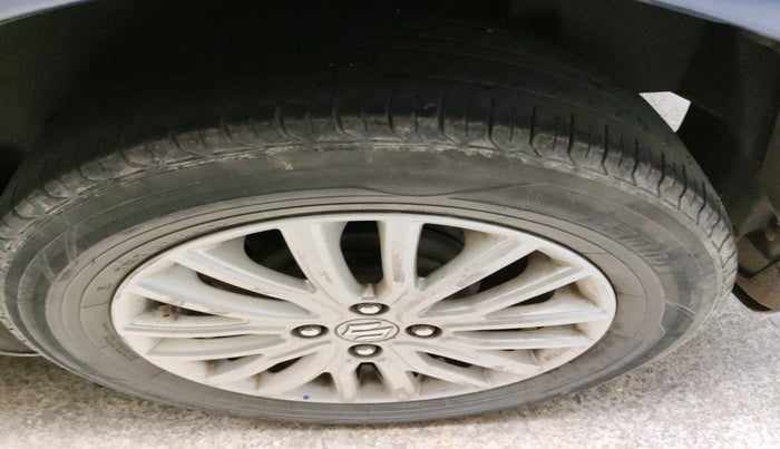 2017 Maruti Dzire ZXI, Petrol, Manual, 1,14,275 km, tyre