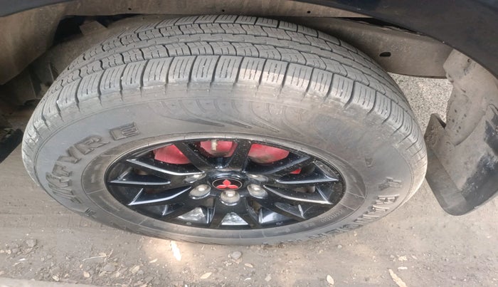 2015 Mitsubishi Pajero Sport 2.5 AT 4X2, Diesel, Automatic, 2,04,487 km, tyre