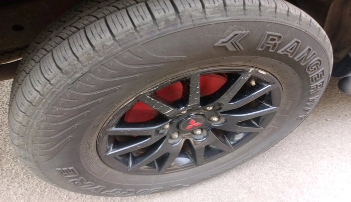 2015 Mitsubishi Pajero Sport 2.5 AT 4X2, Diesel, Automatic, 2,04,487 km, tyre