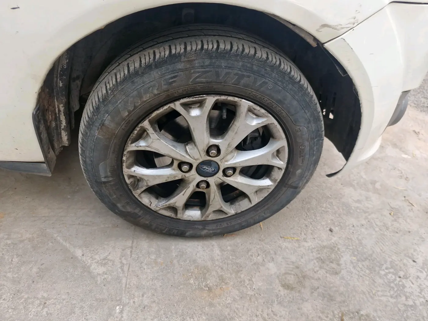2013 Ford Figo TITANIUM 1.2 PETROL, Petrol, Manual, 1,33,013 km, tyre
