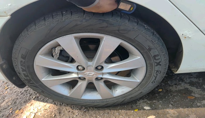 2012 Hyundai Verna FLUIDIC 1.6 CRDI SX, Diesel, Manual, 1,75,552 km, tyre