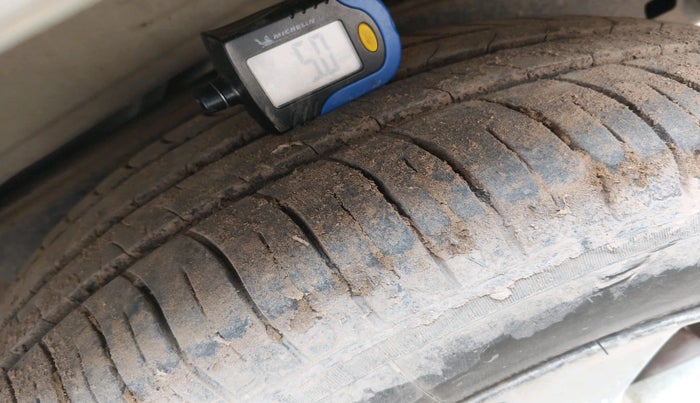 2016 Toyota Innova Crysta 2.4 GX 7 STR, Diesel, Manual, 1,23,065 km, tyre