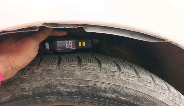 2014 Volkswagen Polo HIGHLINE1.2L, Petrol, Manual, 1,34,700 km, tyre