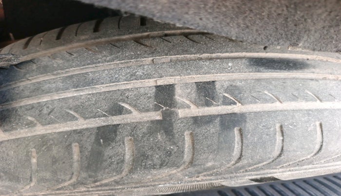 2014 Volkswagen Polo HIGHLINE1.2L, Petrol, Manual, 1,34,700 km, tyre