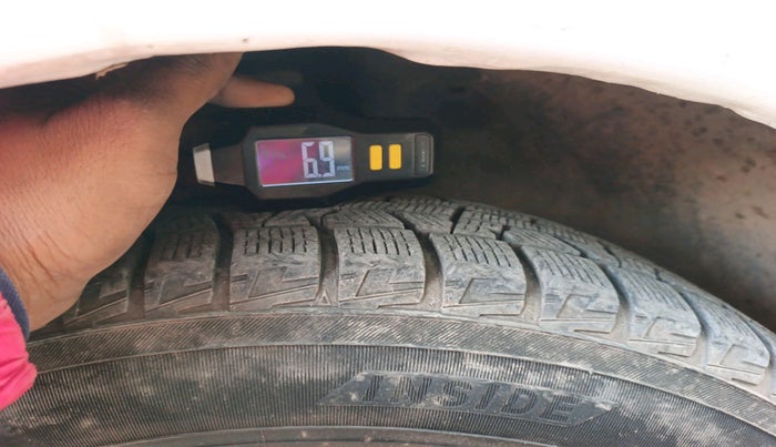 2014 Volkswagen Polo HIGHLINE1.2L, Petrol, Manual, 1,34,700 km, tyre