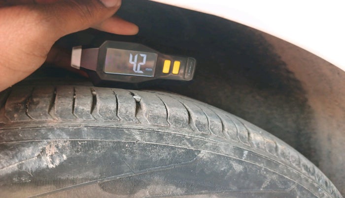 2014 Volkswagen Polo HIGHLINE1.2L, Petrol, Manual, 1,34,700 km, tyre