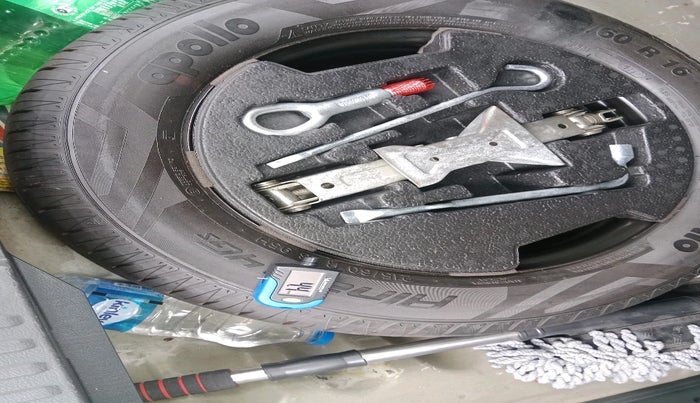 2017 Maruti Vitara Brezza ZDI, Diesel, Manual, 1,21,095 km, tyre