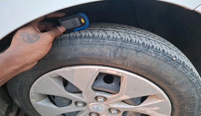 2016 Hyundai Xcent S 1.2, Petrol, Manual, 1,07,497 km, tyre