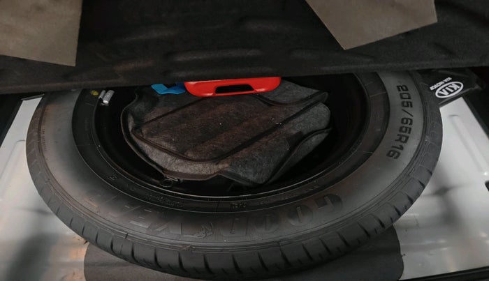 2021 KIA SELTOS HTX 1.5 PETROL, Petrol, Manual, 21,899 km, tyre