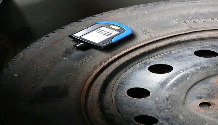 2013 Maruti Swift VXI, Petrol, Manual, 1,54,660 km, tyre