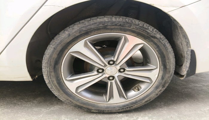 2017 Hyundai Verna 1.6 VTVT SX O, Petrol, Manual, 44,161 km, tyre