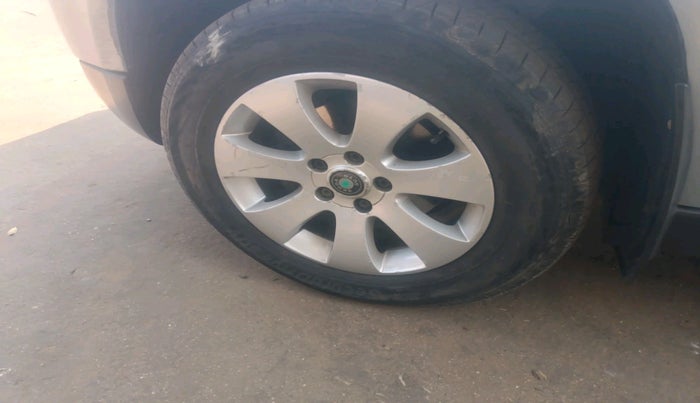 2011 Skoda Yeti ELEGANCE 2.0 TDI CR 4X4, Diesel, Manual, 1,15,980 km, tyre