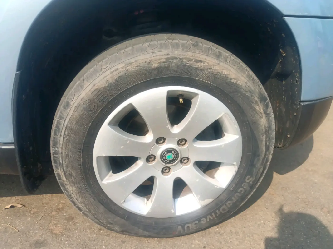 2011 Skoda Yeti ELEGANCE 2.0 TDI CR 4X4, Diesel, Manual, 1,25,000 km, tyre
