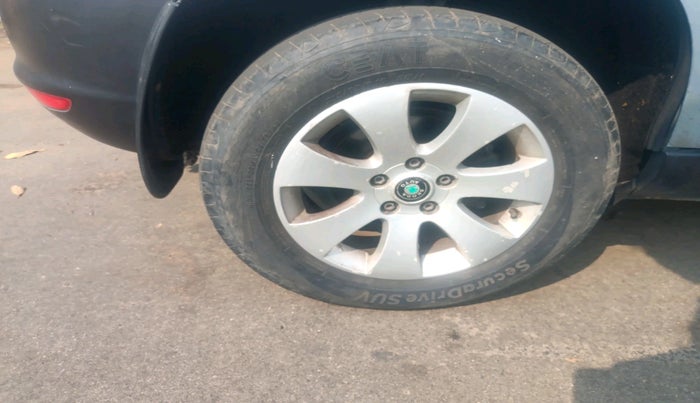 2011 Skoda Yeti ELEGANCE 2.0 TDI CR 4X4, Diesel, Manual, 1,15,980 km, tyre