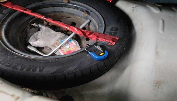 2016 Hyundai Eon MAGNA +, Petrol, Manual, 48,543 km, tyre