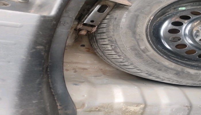 2012 Honda Jazz 1.2 L I-VTEC SELECT, Petrol, Manual, 1,00,998 km, tyre