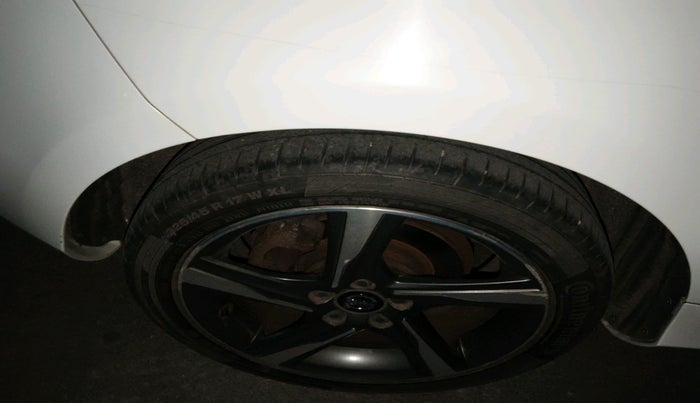 2015 Volvo V 40 D3 R design, Diesel, Automatic, 1,09,698 km, tyre