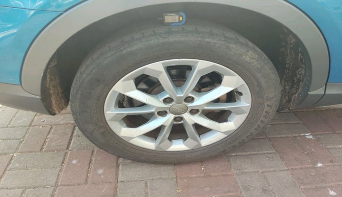 2016 Audi Q3 35 TDI Quattro, Diesel, Automatic, 1,40,664 km, tyre