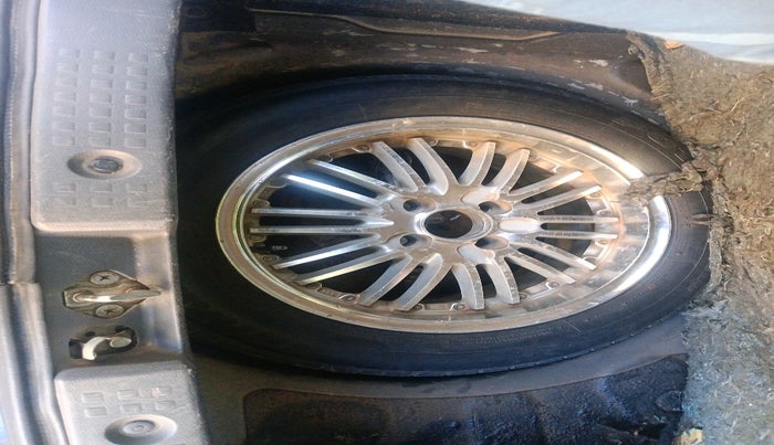 2010 Maruti Swift VXI, Petrol, Manual, 93,124 km, tyre