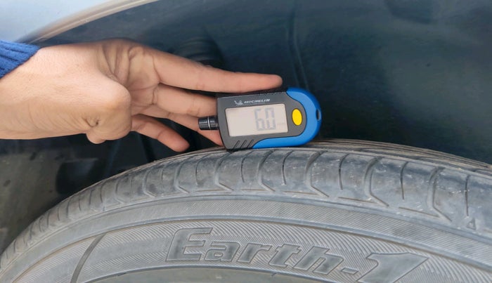 2015 Maruti Swift VXI, Petrol, Manual, 70,000 km, tyre