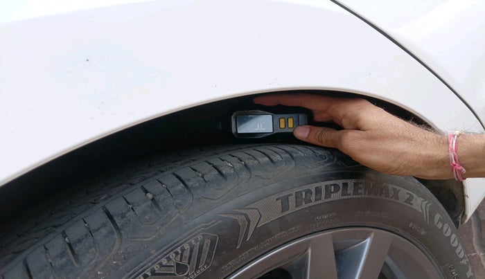 2022 Skoda Octavia STYLE 2.0, Petrol, Automatic, 38,477 km, tyre