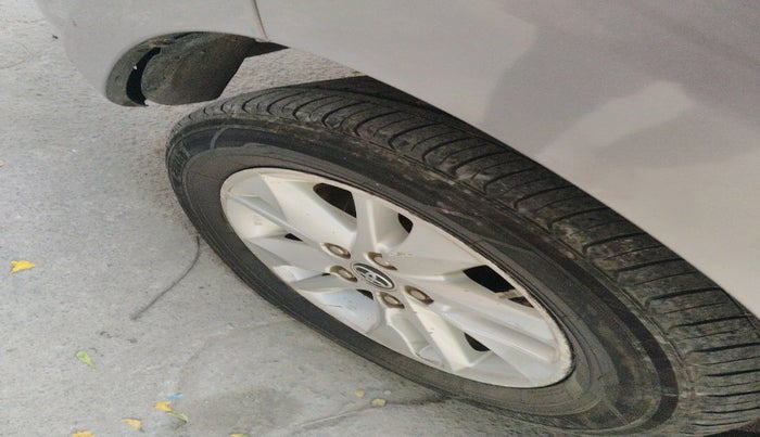 2017 Toyota Innova Crysta 2.4 VX 8 STR, Diesel, Manual, 2,17,585 km, tyre