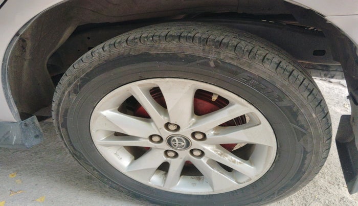 2017 Toyota Innova Crysta 2.4 VX 8 STR, Diesel, Manual, 2,17,585 km, tyre