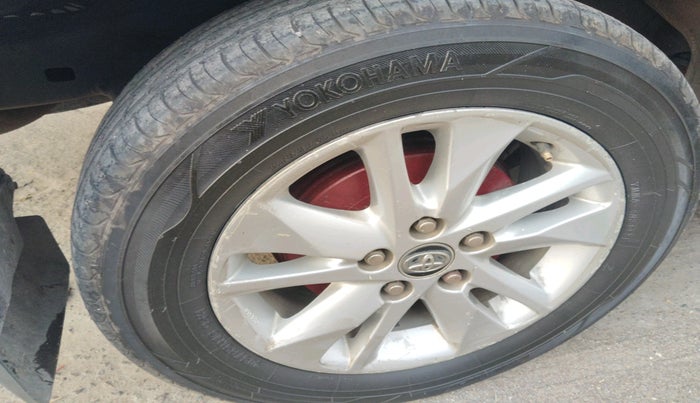 2017 Toyota Innova Crysta 2.4 VX 8 STR, Diesel, Manual, 2,17,585 km, tyre