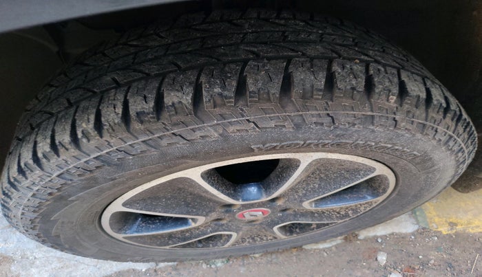 2017 Renault Duster RXS CVT, Petrol, Automatic, 90,481 km, tyre