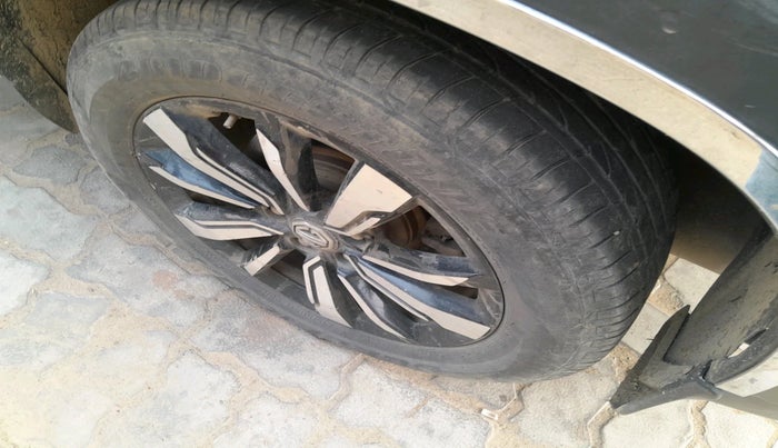 2019 MG HECTOR SHARP 2.0 DIESEL DUAL TONE, Diesel, Manual, 1,28,961 km, tyre