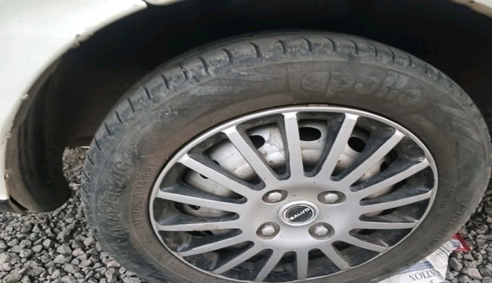 2014 Tata Indigo ECS GLX, Petrol, Manual, 1,02,926 km, tyre