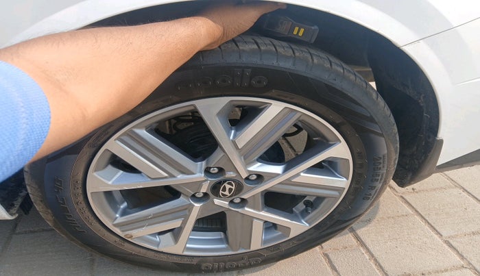 2025 Hyundai Verna SX(O) 1.5 MPI IVT , Petrol, Automatic, 5,080 km, tyre