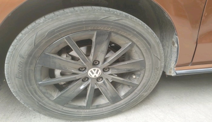 2014 Volkswagen Polo HIGHLINE1.2L, Petrol, Manual, 1,99,592 km, tyre