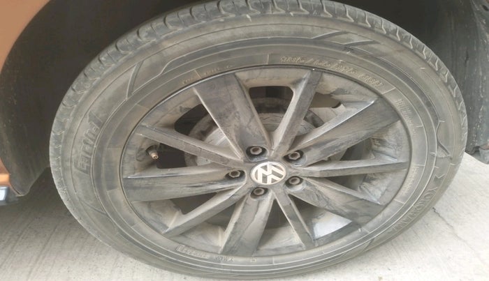 2014 Volkswagen Polo HIGHLINE1.2L, Petrol, Manual, 1,99,592 km, tyre