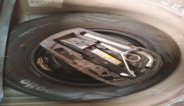 2014 Volkswagen Polo HIGHLINE1.2L, Petrol, Manual, 1,99,592 km, tyre