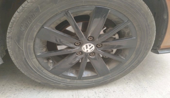 2014 Volkswagen Polo HIGHLINE1.2L, Petrol, Manual, 1,99,592 km, tyre