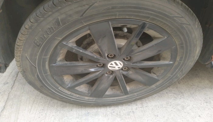 2014 Volkswagen Polo HIGHLINE1.2L, Petrol, Manual, 1,99,592 km, tyre