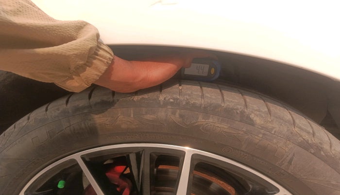 2021 Toyota Innova Crysta 2.4 G 7 STR, Diesel, Manual, 75,091 km, tyre