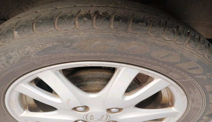 2013 Honda Brio V AT, Petrol, Automatic, 97,671 km, tyre